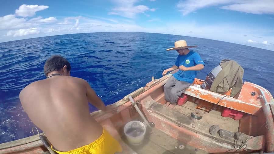 Ancestral fishing: Fishing with an experienced Rapa Nui - Hanga Piko: a quick start from the harbor