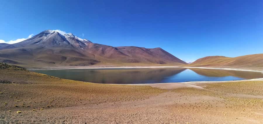 Caracoles: Red Stones of Atacama and Chaxa Guided Day Trip - Meñiques and Miscanti beneath the volcanoes