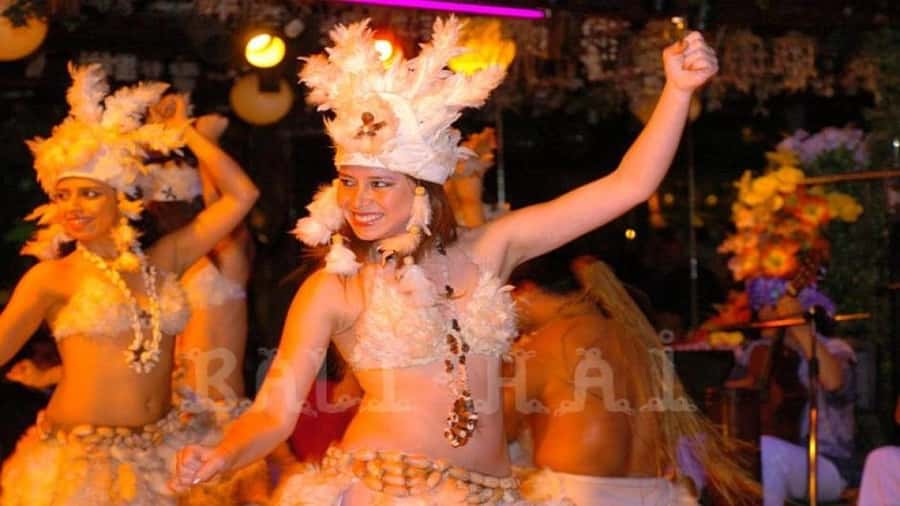 Dinner Show in Bali Hai with Wine refill and transportation - Dinner first, with refills included