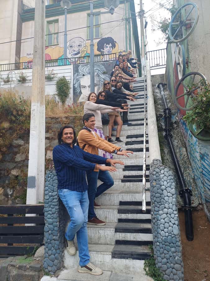 Exclusive Coastal Tour: Valparaíso, Viña del Mar & Reñaca - What the guide adds to the day