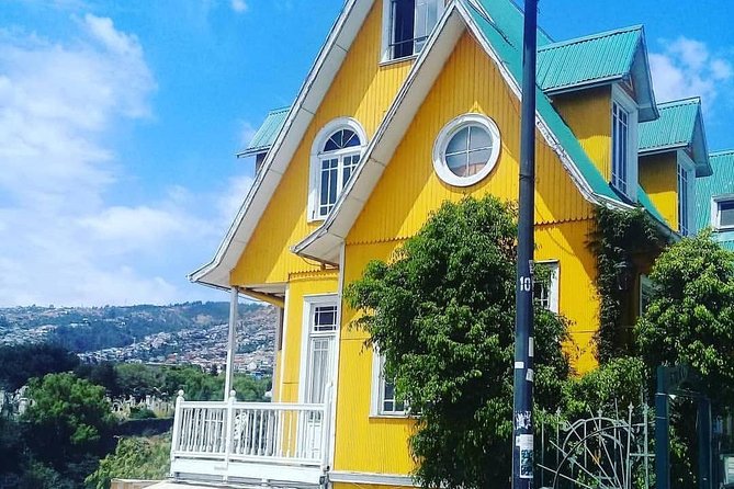 Famous Valparaíso! Premium Walking Tour with a Native Guide - Plaza Sotomayor puts the city in context