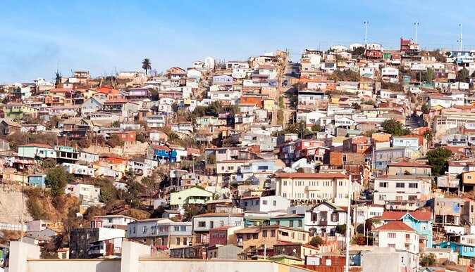 Famous Valparaíso! Premium Walking Tour with a Native Guide - Ascensor Reina Victoria turns the climb into part of the story