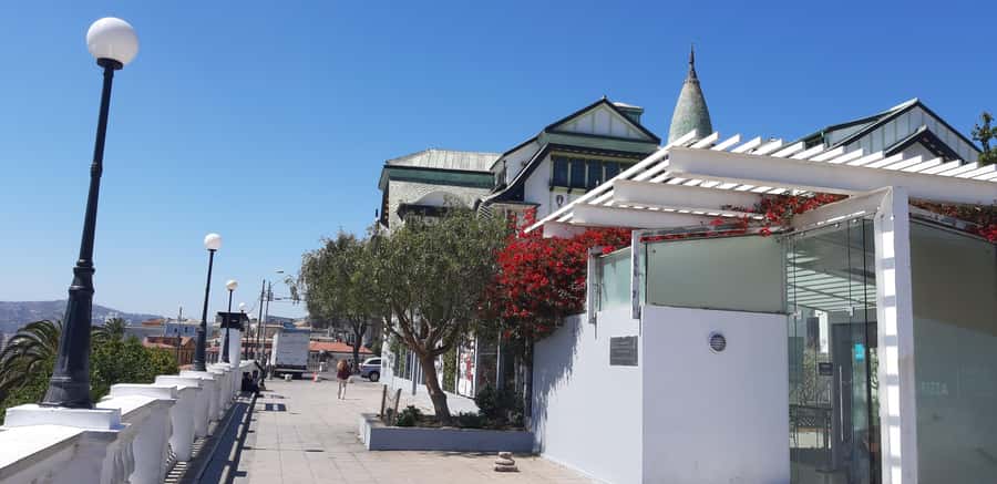 From Santiago: Isla Negra, Pablo Neruda Museum & Winery Tour - Pomaire crafts and lunch on your own