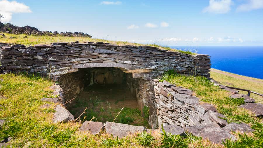 Orongo: The mythical city of kings - Ahu Vinapu adds a final archaeological stop
