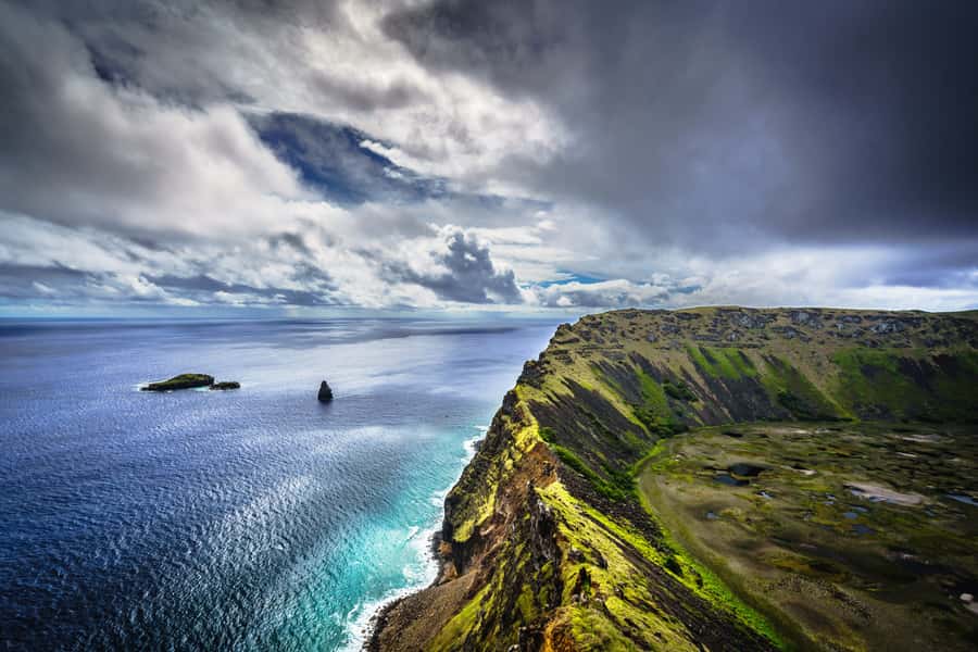 Orongo: The mythical city of kings - Orongo and the petroglyphs above the sea