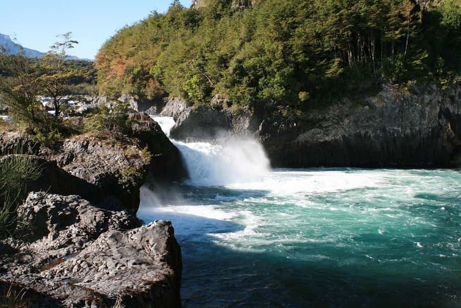 Puerto Montt: Osorno Volcano and Petrohué Falls Guided Tour - Leaving Puerto Montt for Lake Llanquihue