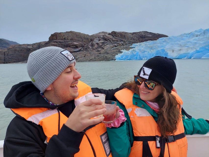 Puerto Natales: Grey Glacier Navigation w/ Transport - Reaching the catamaran by way of Lake Grey beach