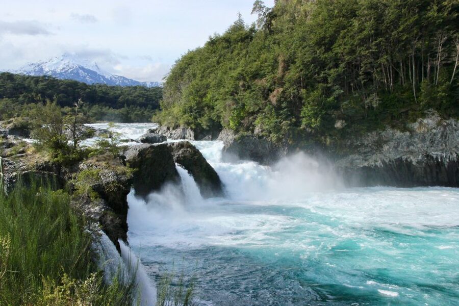 Puerto Varas: Osorno Volcano, Petrohue Falls Full-day Trip - Choosing between the two optional lift stations