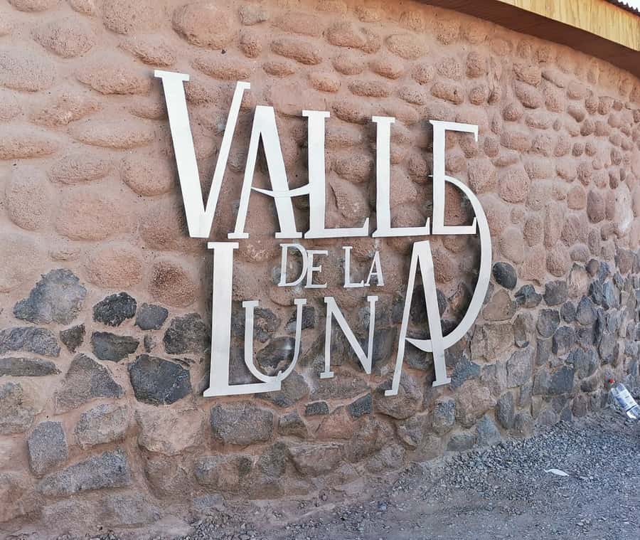 San Pedro de Atacama Tour Guiado Valle de la Luna & Cocktail - The natural amphitheater and the value of a guided stop