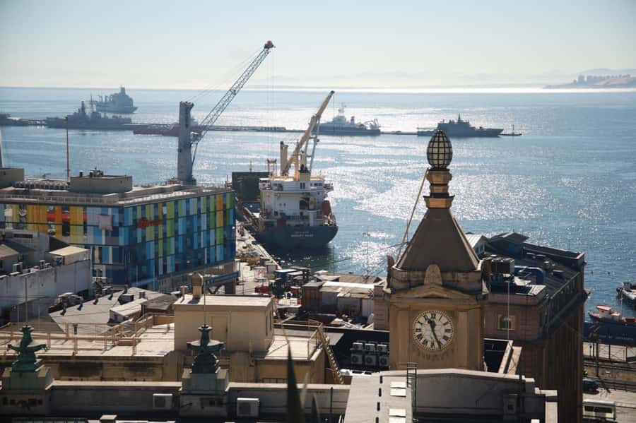 Santiago: Full day excursion in Viña del Mar and Valparaíso - What the guides and vehicle add