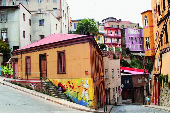 Santiago: Full day tour to Valparaiso and Viña del Mar city - Guides, languages, and the feel of the ride