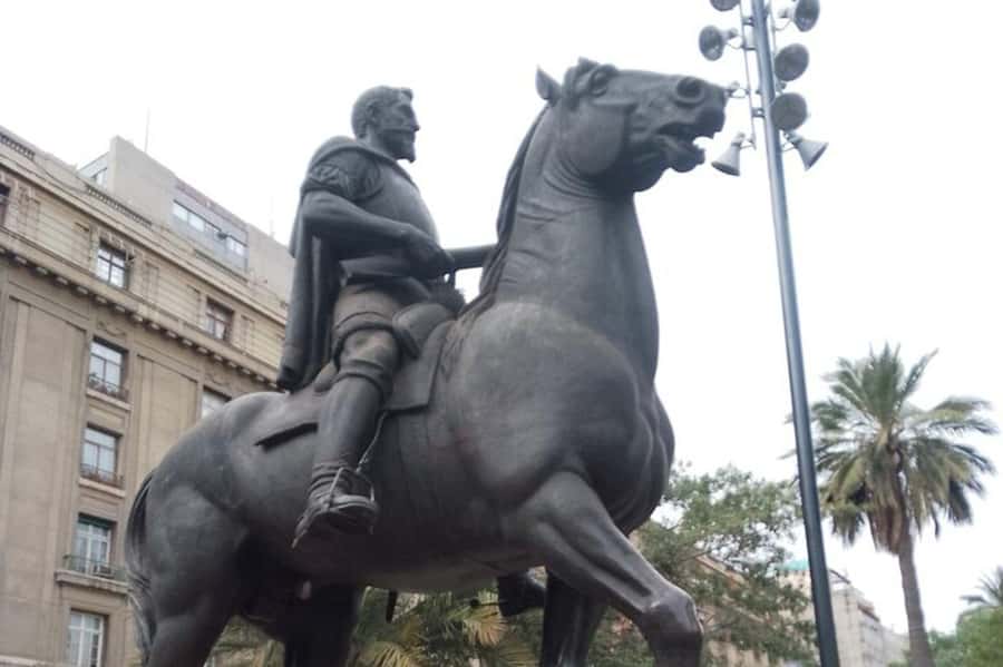 Santiago: Guided Walking Tour of the Historical Old Town - From Palacio de la Moneda into Santiago’s civic heart