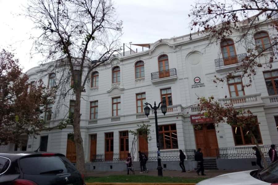 Santiago: Guided Walking Tour of the Historical Old Town - What $25 buys you