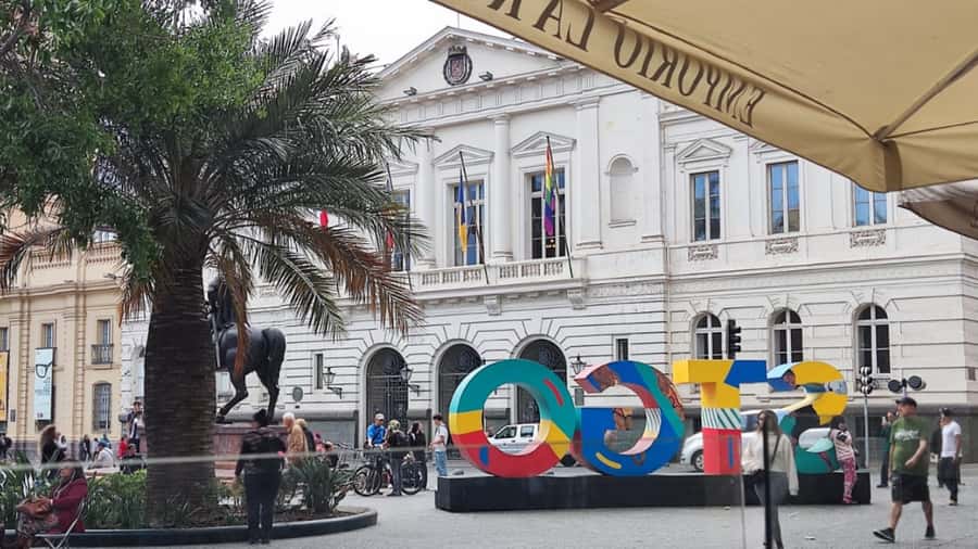 Santiago: Highlights Private City Tour - La Moneda and the difficult chapters of Chilean history