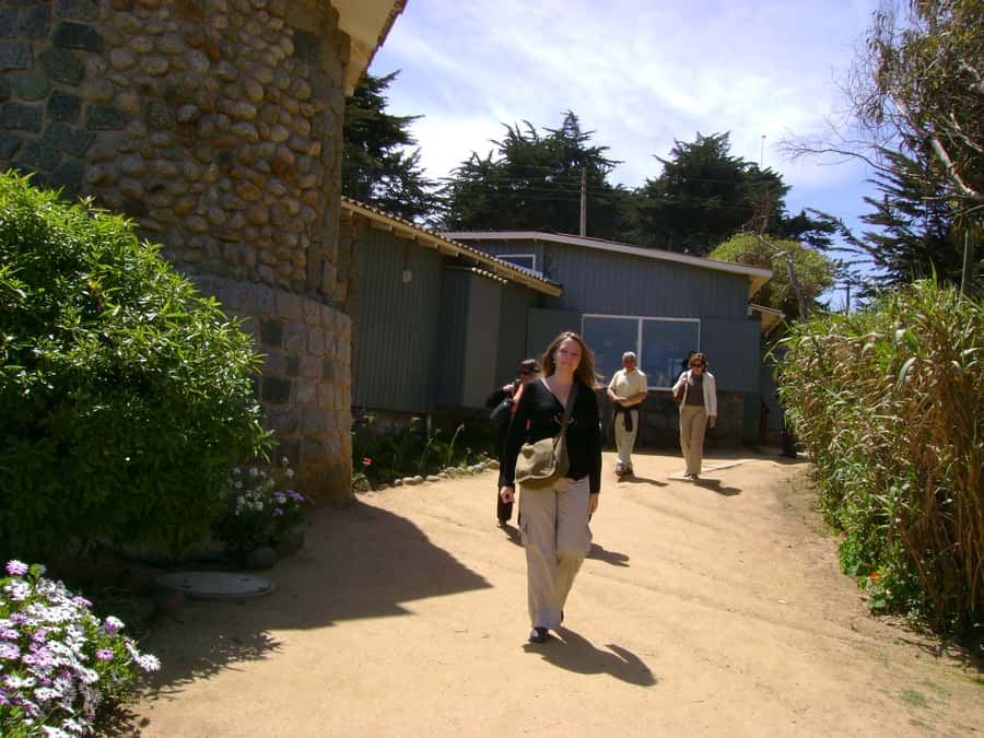 Santiago: Private Pomaire, Isla Negra, and Pablo Neruda Tour - Pomaire’s ochre clay pots and craft shops