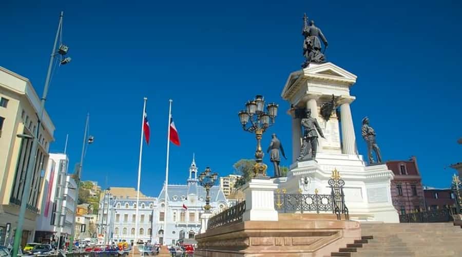 Valparaiso : Must-See Sites Walking Tour With A Guide - Starting at the harbor and Plaza Sotomayor